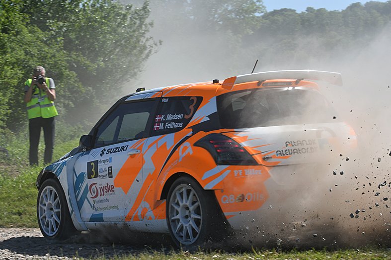 Selvom Kenneth Madsen og Mette Felthaus tog andenpladsen i første runde, så mangler de point fra anden runde og skal køre, så det sprøjter om deres Suzuki Swift Mazi 2000, hvis de skal fra en 12. plads med 83 point og op i forreste linie.
(Foto: MD/autoMOTIV - specialpress)
